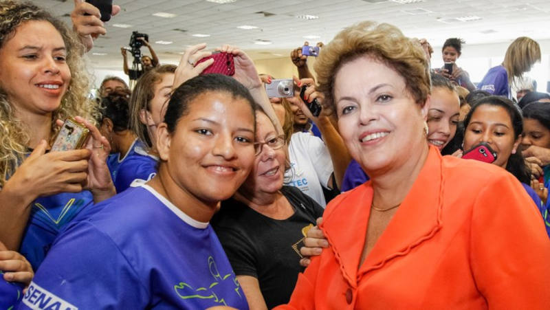 Presidenta Dilma Rousseff ao lado dos formandos do Pronatec em Cuiabá (MT). Cerca de 9,5 milhões de pessoas em todo o país se qualificaram pelo programa. | Foto: Divulgação