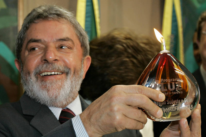 Presidente Lula exibe lamparina com nome do programa Luz para Todos, durante cerimônia comemorativa aos milhões de pessoas beneficiadas. | Foto: Ricardo Stuckert