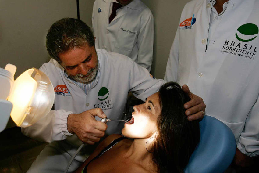 Lula simula atendimento odontológico, durante lançamento do programa Brasil Sorridente na cidade de Caruaru. | Foto: Ricardo Stuckert