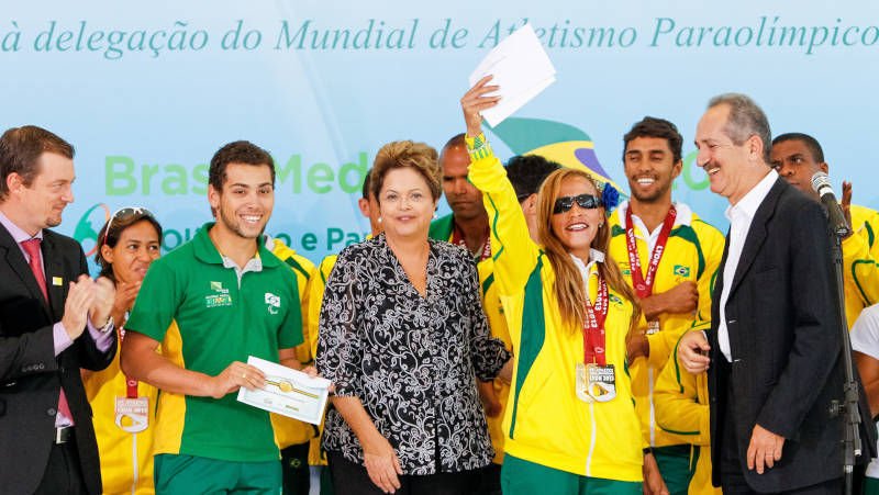 Presidenta Dilma Rousseff durante entrega da Bolsa Atleta Pódio aos Atletas Paralímpicos que participaram do Mundial de Atletismo em Lyon, na França. | Foto: Roberto Stuckert