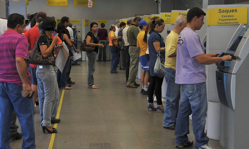 Com a geração de empregos, a valorização do salário mínimo e os programas de transferência de renda, mais de 45 milhões de brasileiros foram incluídos no sistema bancário. | Foto: Valter Campanato / Agência Brasil
