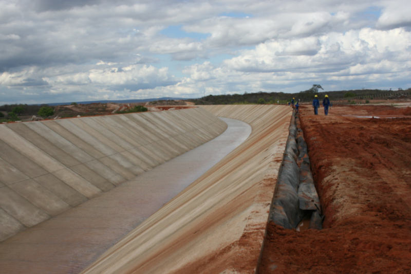 O canal do Projeto São Francisco corta terras do sertão nordestino e vai assegurar a oferta de água para 12 milhões de pessoas. | Foto: Divulgação/PAC